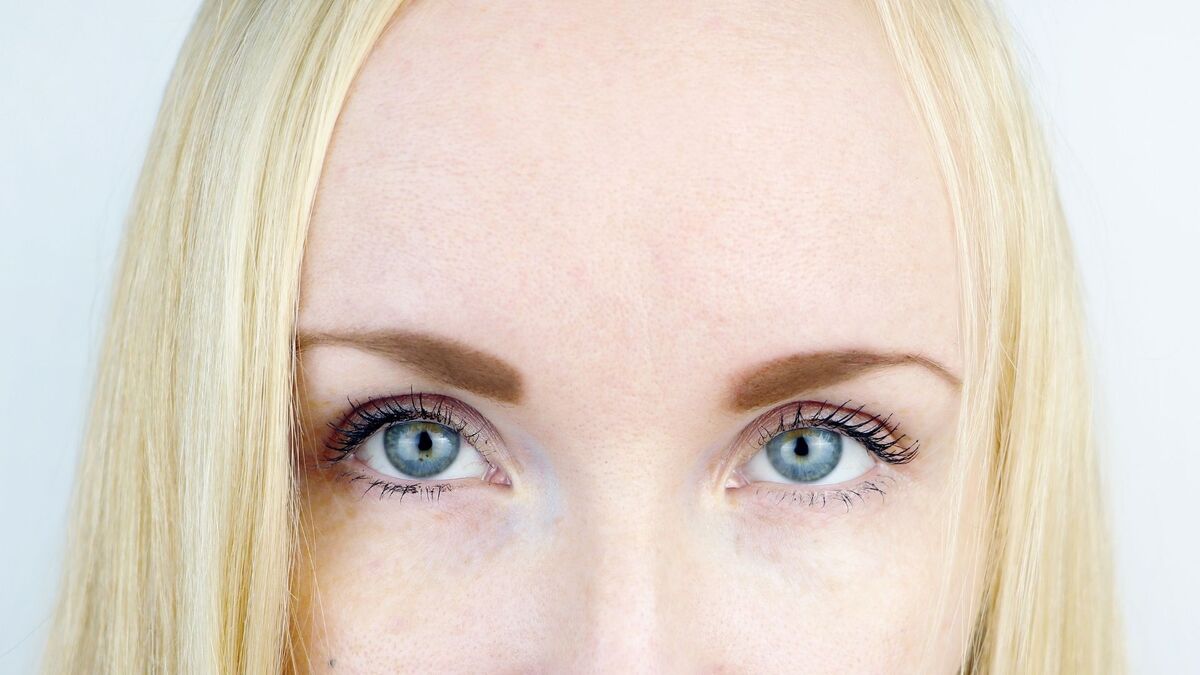 Olhos de uma mulher loira.