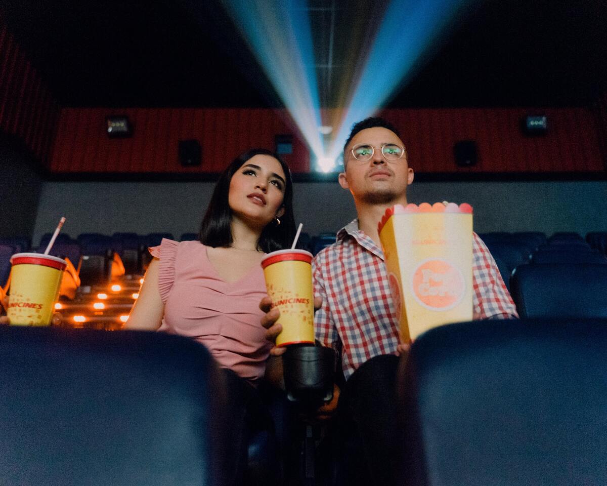 Amigos assistindo a um filme no cinema