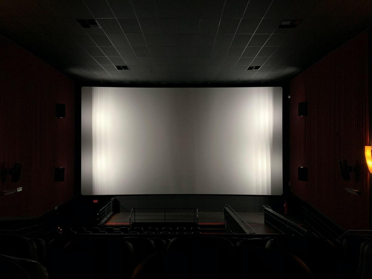 cinema com tela branca