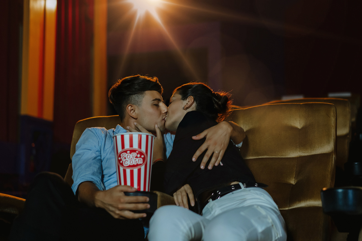 Casal se beijando no cinema