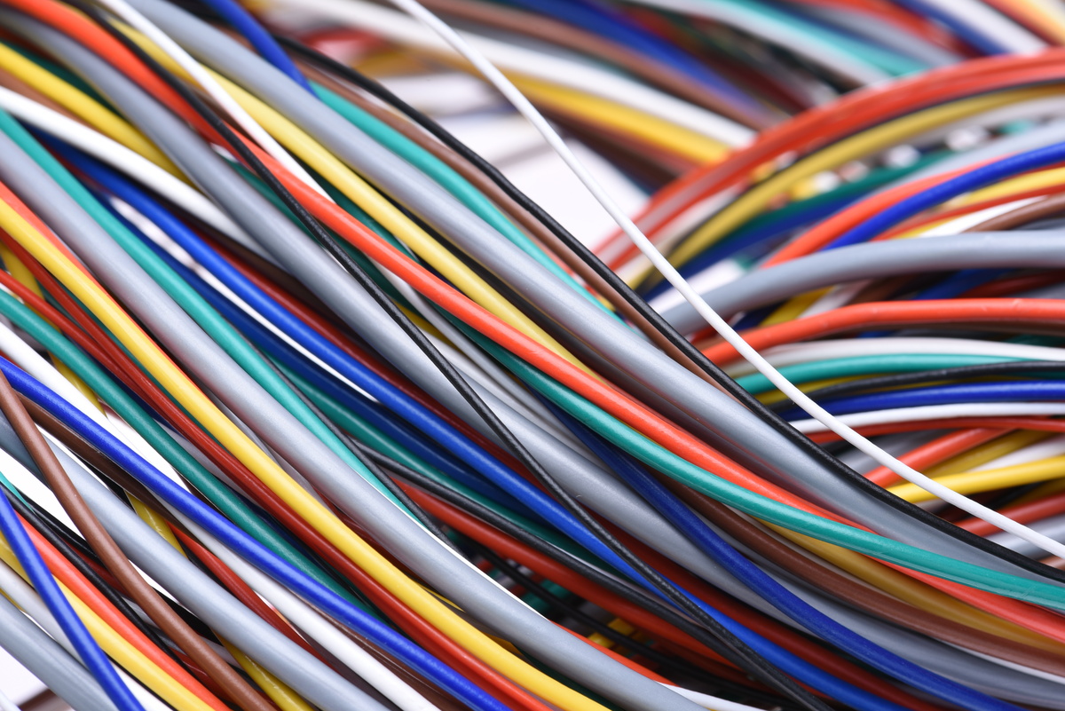 Muitos fios elétricos coloridos juntos.
