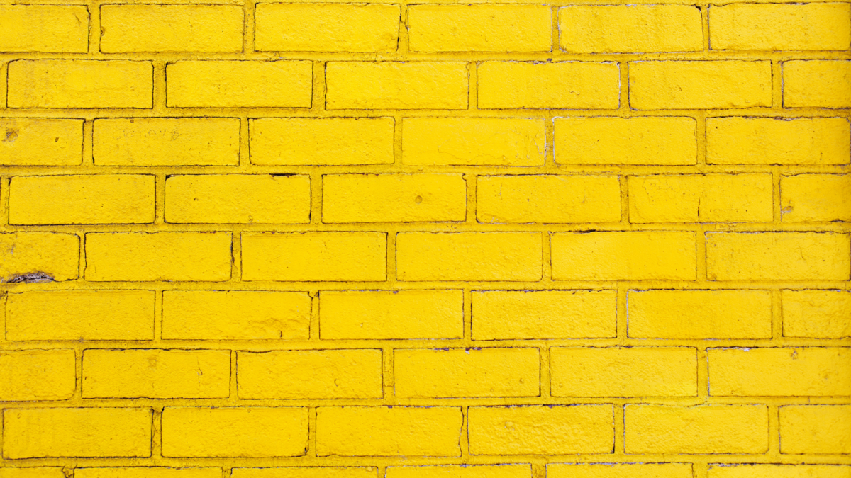Uma parede amarela. 