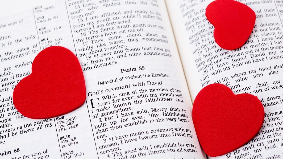 Corações dentro de uma bíblia.