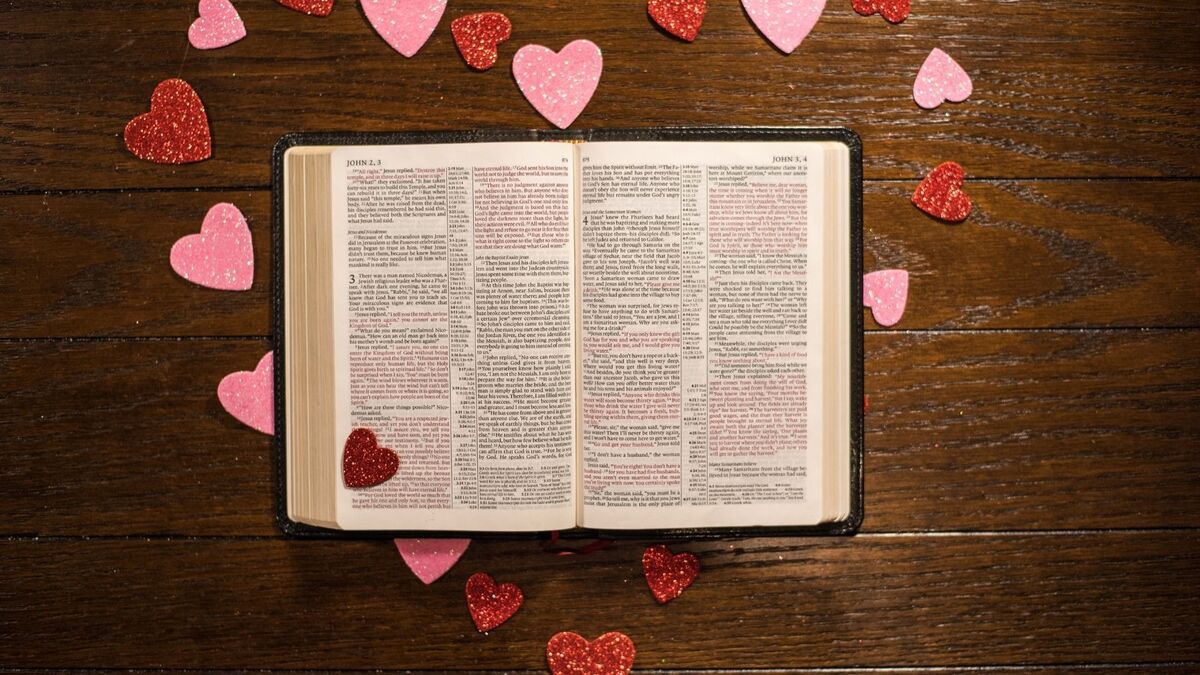 Bíblia com as páginas dobradas e com corações.