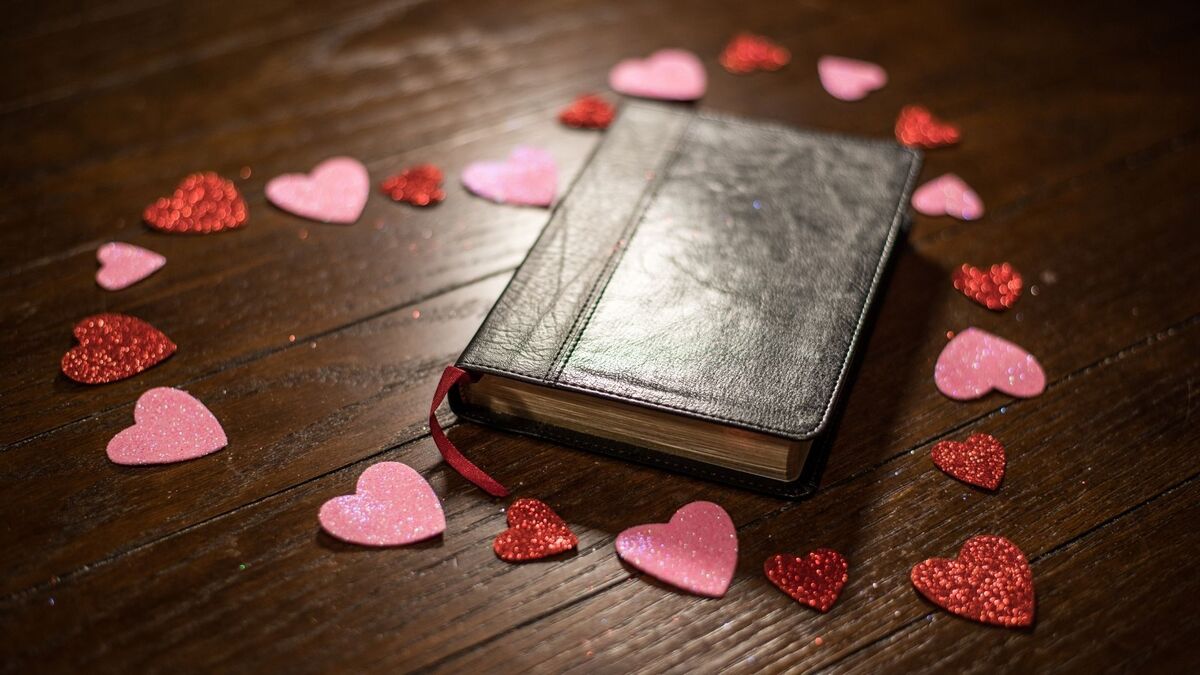 Bíblia fechada com corações.
