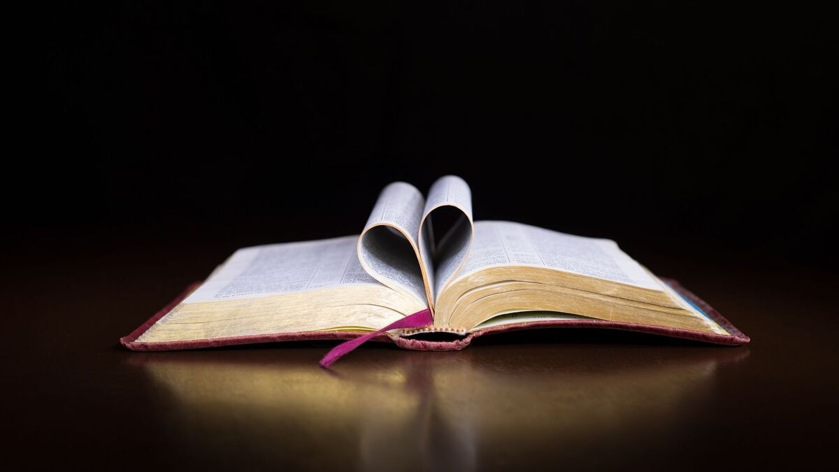 Bíblia com as páginas dobradas em forma de coração.