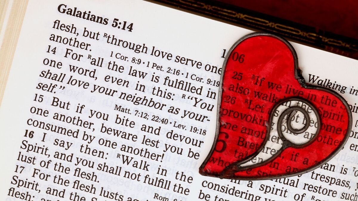 Bíblia com coração vermelho dentro.