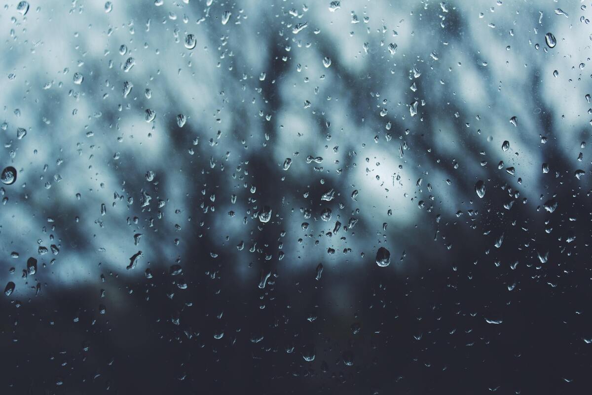Vidro molhado com pingos de chuva.