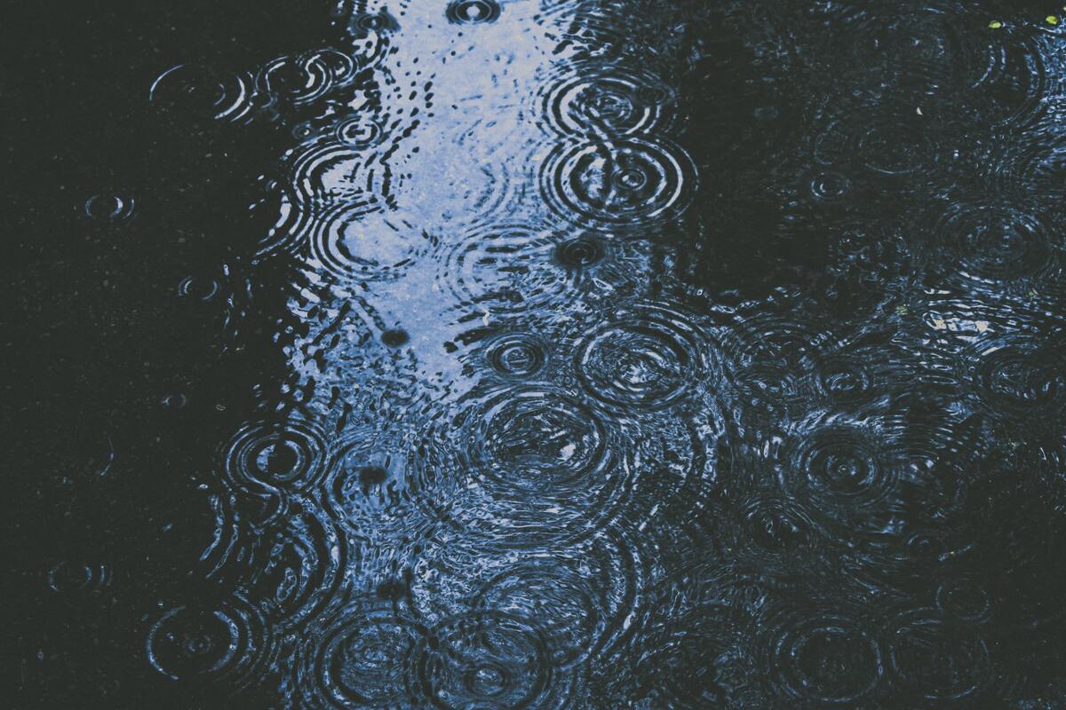 Chuva caindo sobre água. 