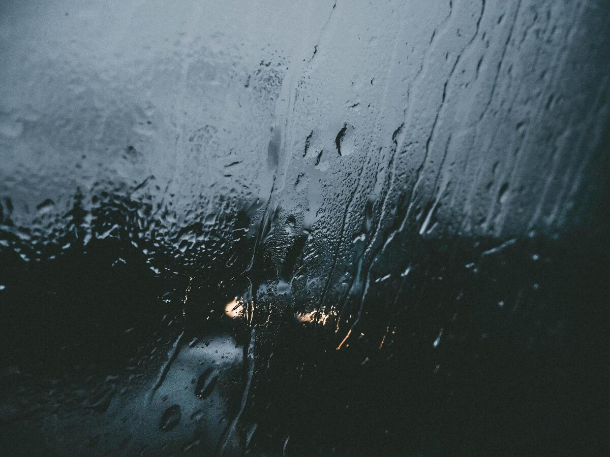 Pingos de chuva caindo na janela.
