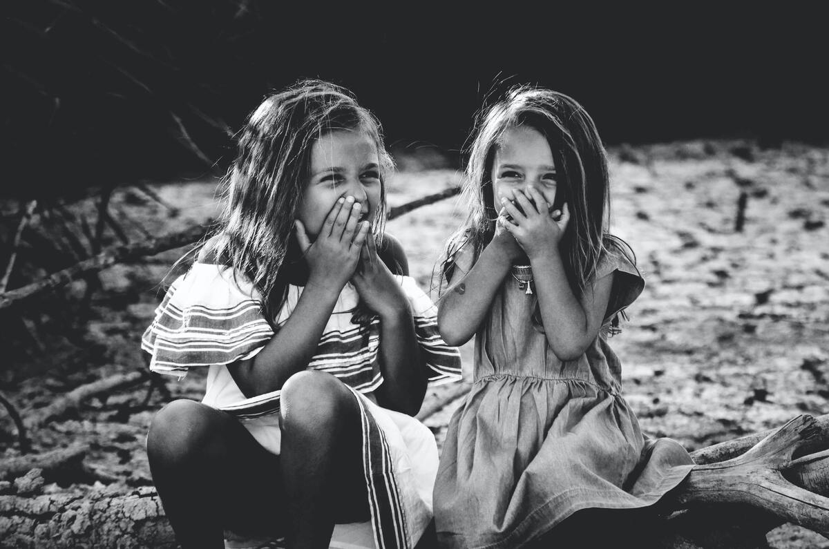 Crianças rindo.