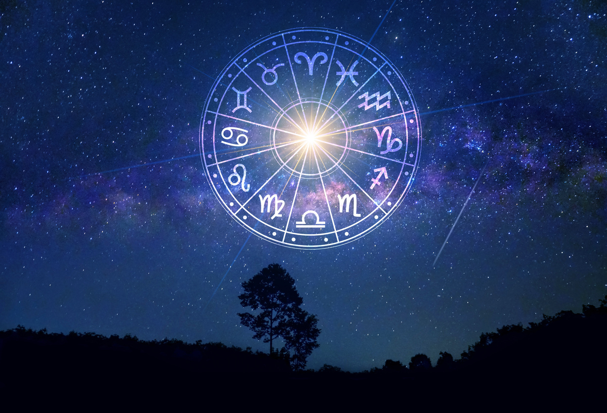 Círculo do zodíaco com os signos ao redor da luz.