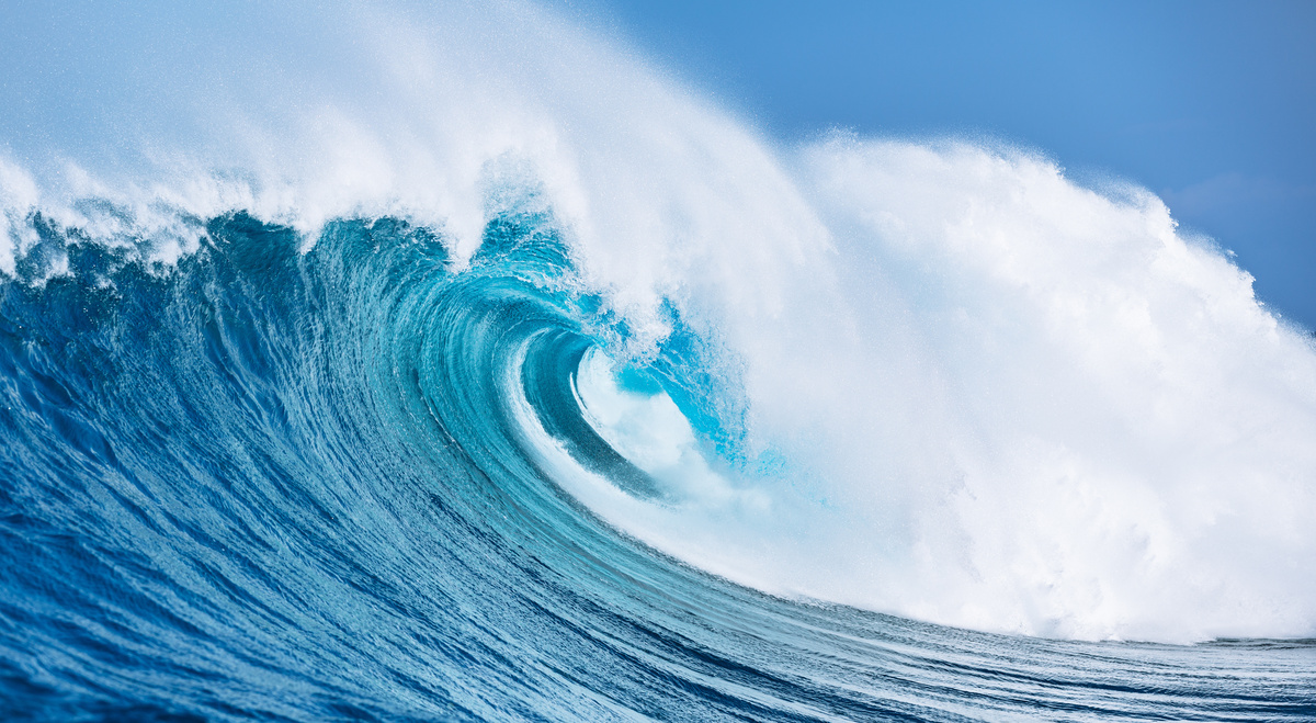 Grande onda azul se formando. 