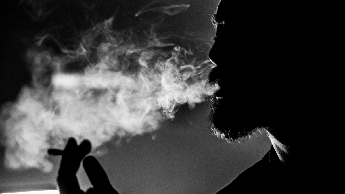 Um homem fumando. 