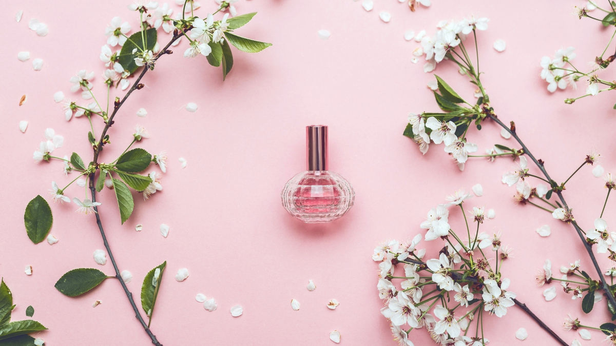 Perfume no fundo rosa.