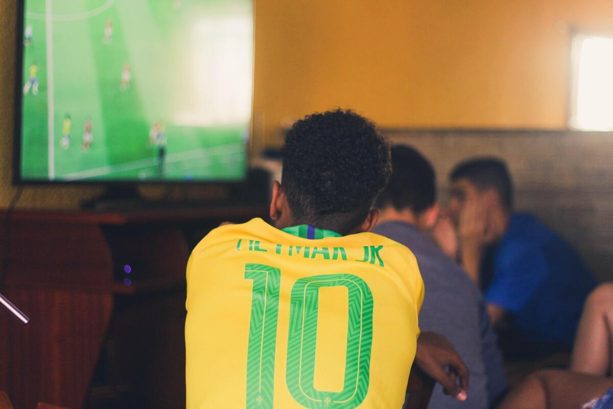 Homem usando camisa do Brasil com o número 10.