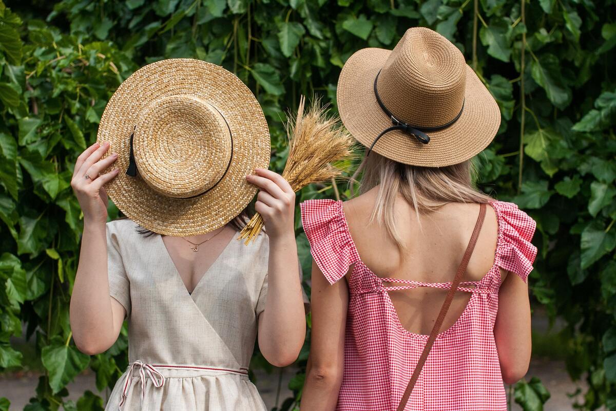 Mulheres usando chapéus de palha.