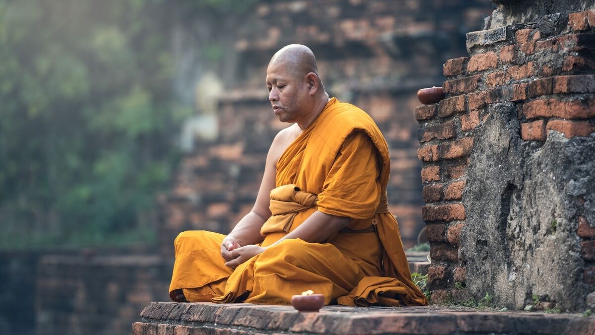 Budista meditando nas pedras.