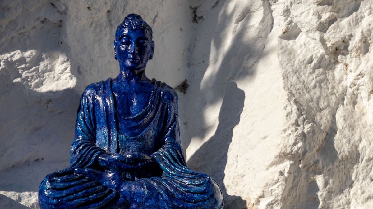 Estátua de um budista meditando.