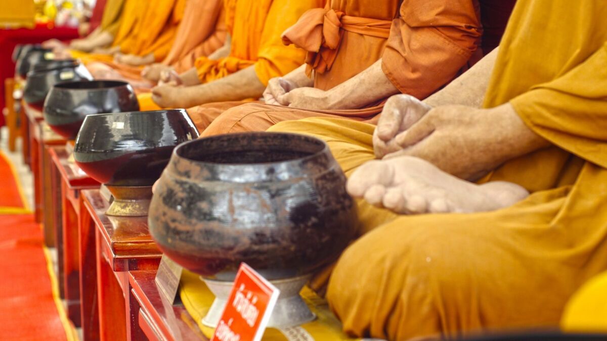 Monges budistas meditando.