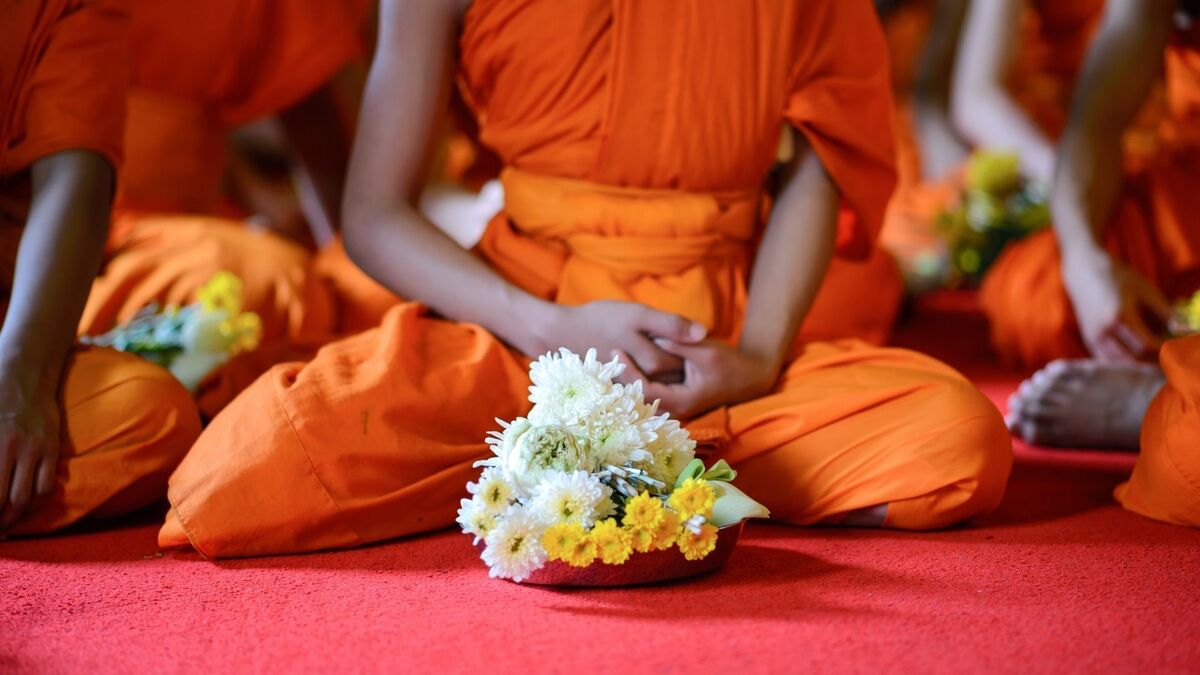 Budistas meditando.