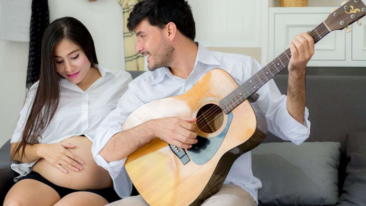 Marido tocando violão para a esposa.