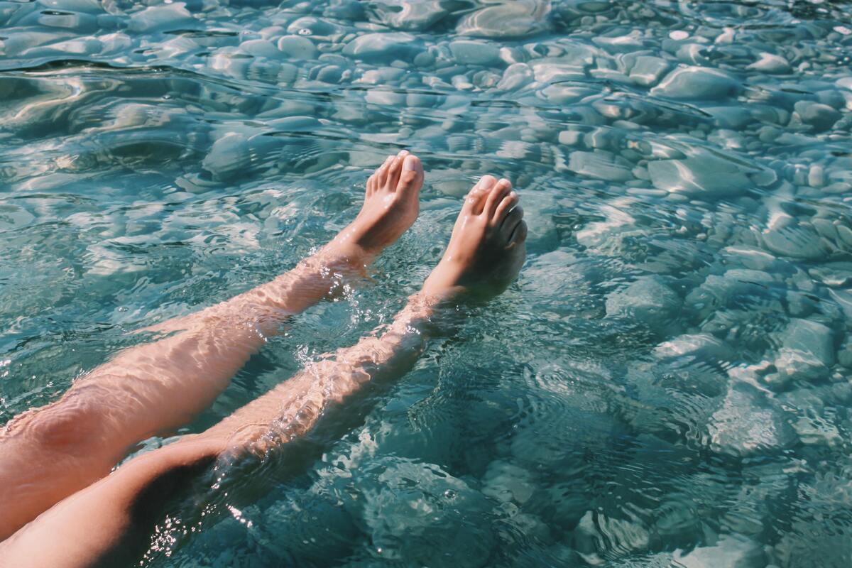 Pernas de mulher na água. 