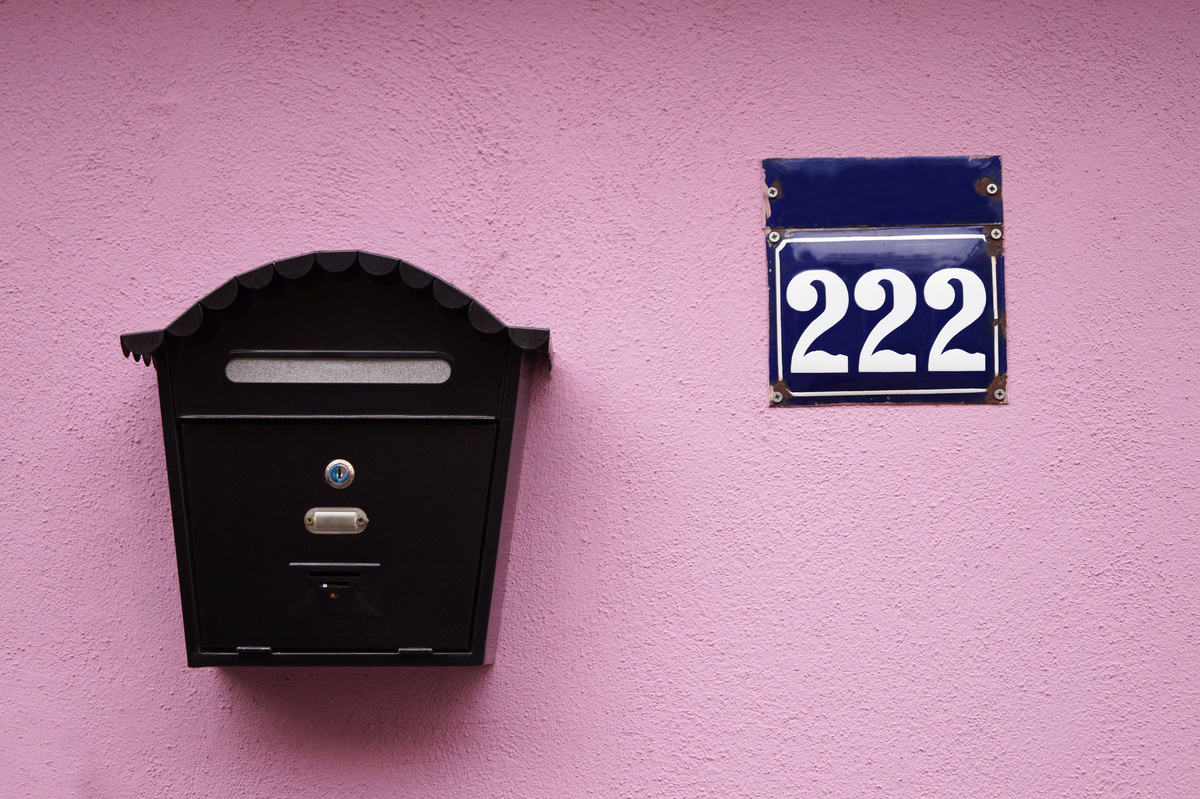 Caixa de correio ao lado do número 222.
