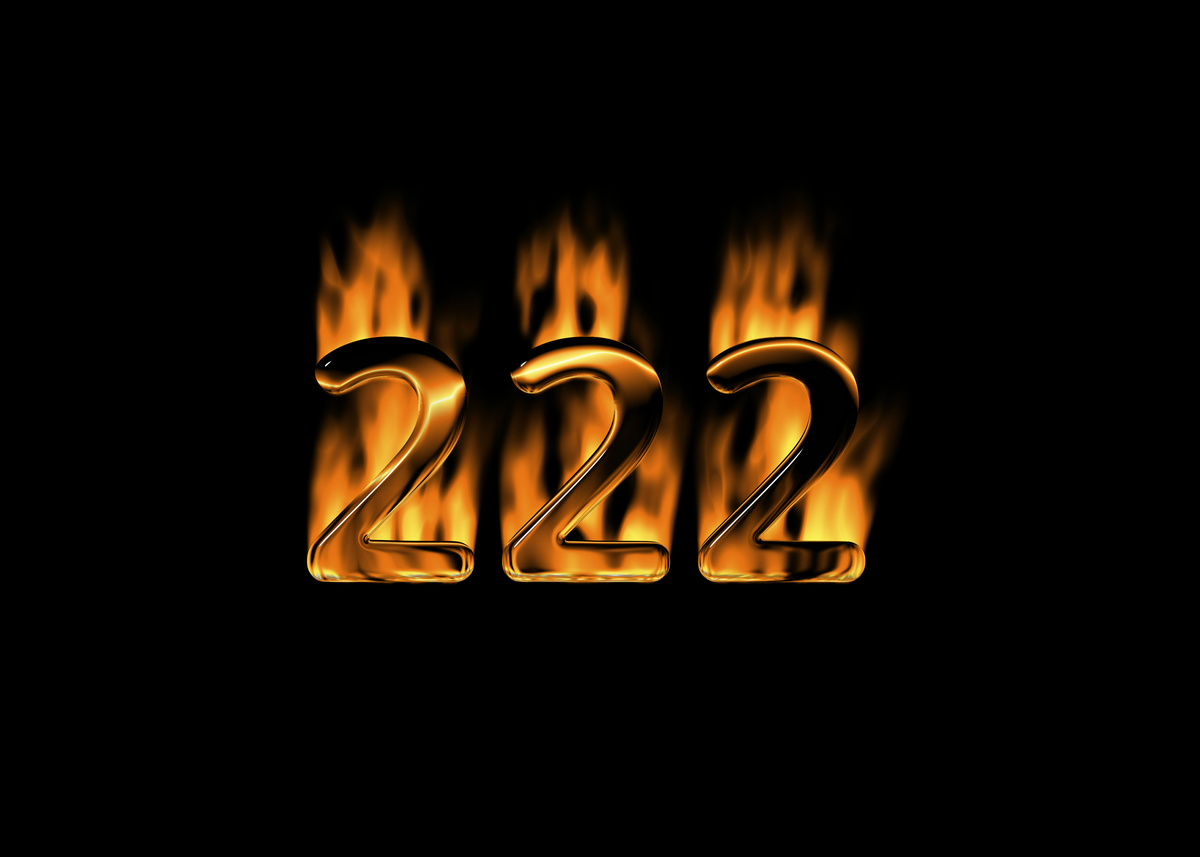 Número 222 em chamas.