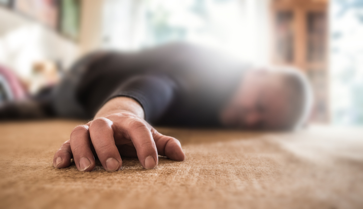 Pessoa morrendo enquanto se deita no chão.