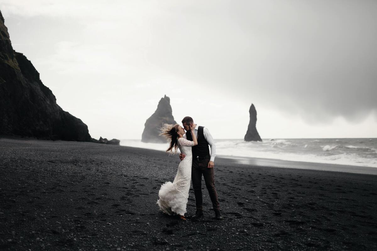 Casal de noivos na praia.