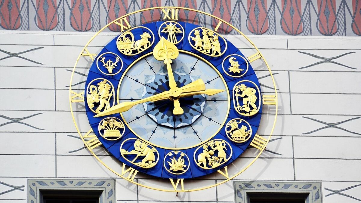 Relógios com símbolos dos signos do zodíaco. 