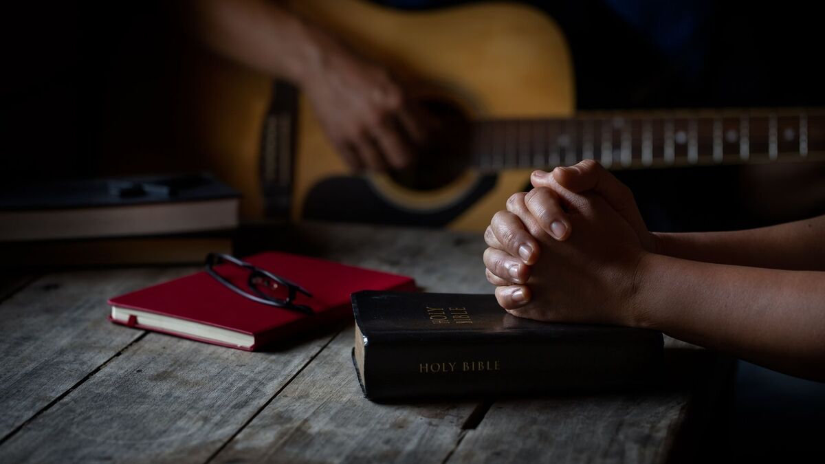 Bíblia e um violão.