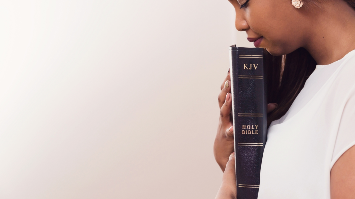 Uma mulher com uma bíblia. 