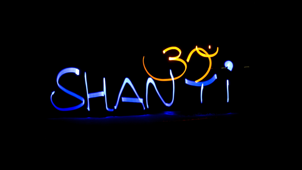 Mantra Shanti escrito com luz azul.