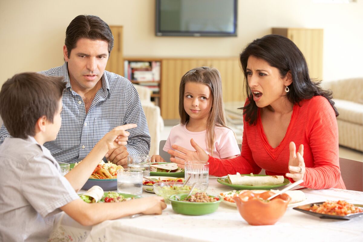 Família brigando à mesa.