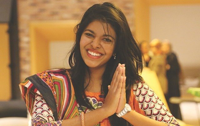 Mulher feliz com roupas indianas