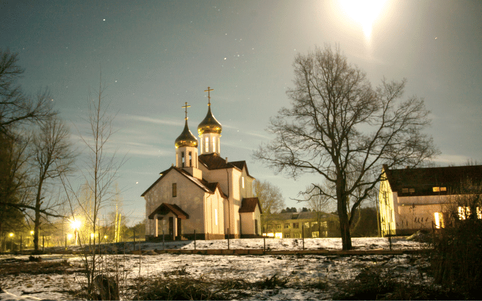 Igreja branca vazia em um campo aberto