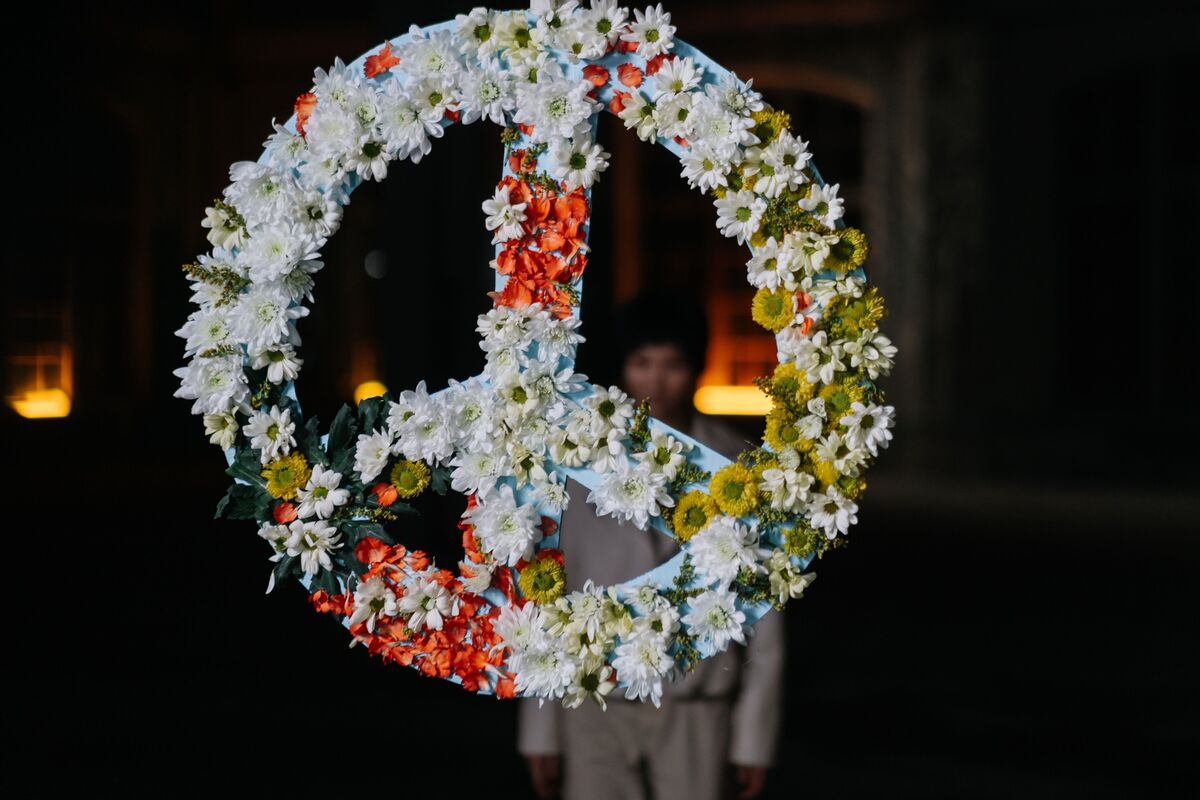 Símbolo da paz feito de flores.