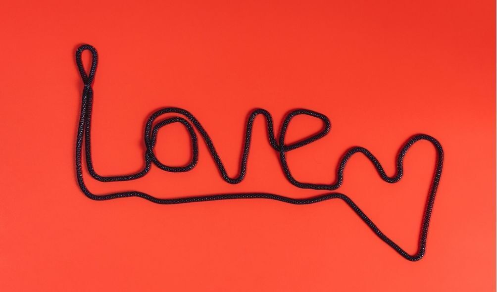 Love escrito em fundo vermelho