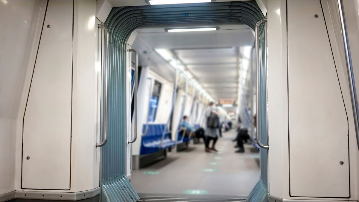 Foto interna de um metrô.