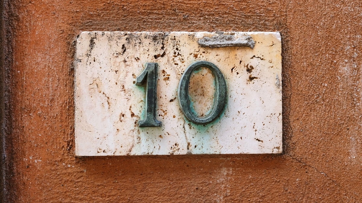 Número 10 no muro de uma casa.