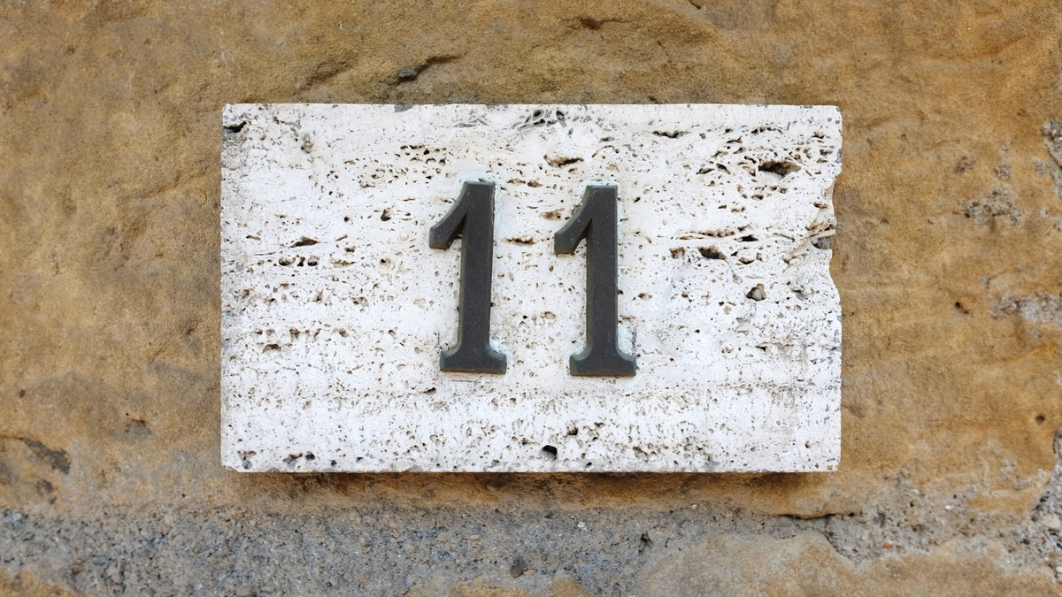 Número 11 no muro de uma casa.