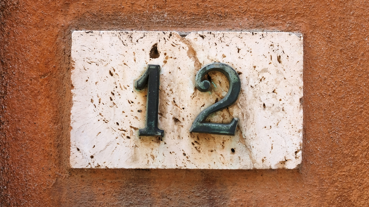 Número 12 no muro de uma casa.