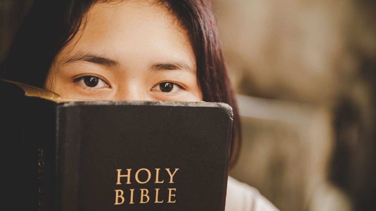 Mulher com uma bíblia na mão.