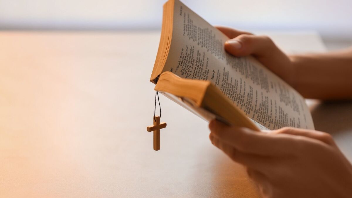Crucifixo em uma bíblia.