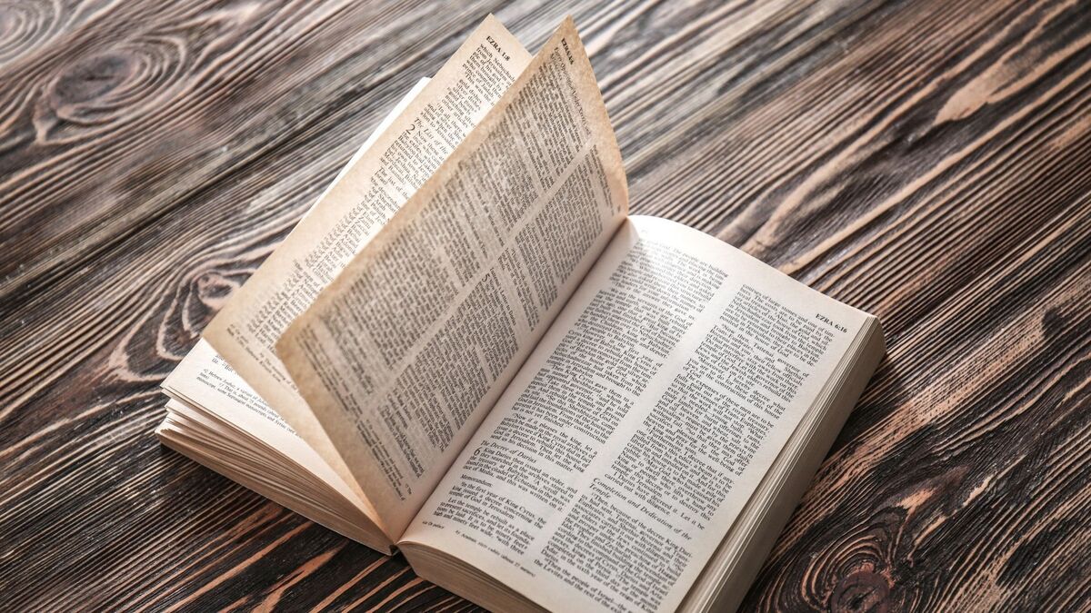 Bíblia aberta em um fundo de madeira.