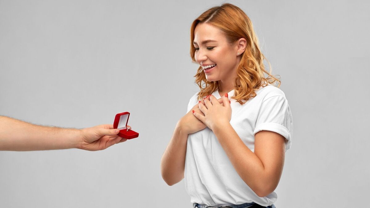 Mulher recebendo um anel de noivado.