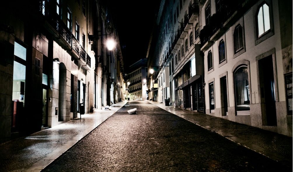 Imagem de rua escura e vazia