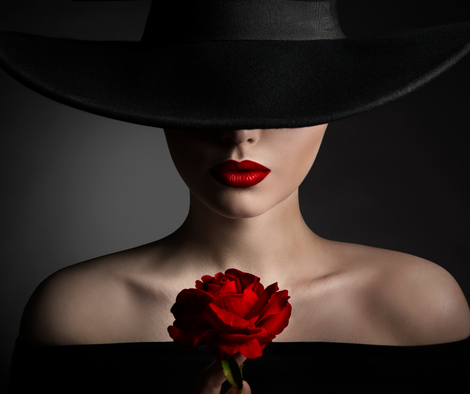 Mulher misteriosa usando um chapeú preto, com uma rosa nas mãos